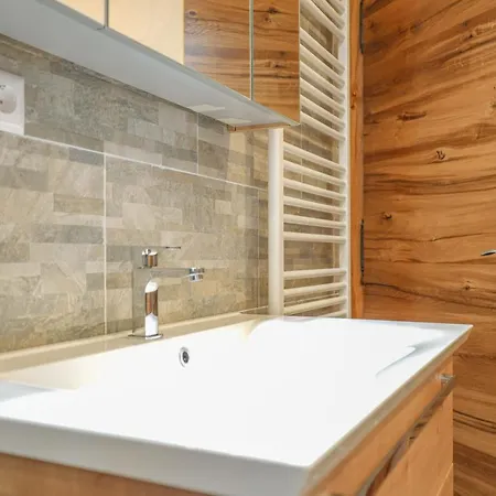 Almchalet Poellatal بيت خشبي *