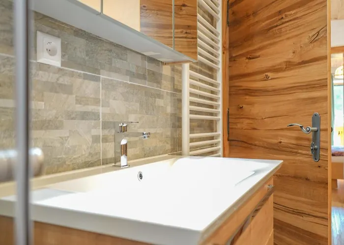 Almchalet Poellatal بيت خشبي *